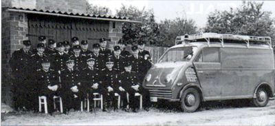 Die stolze Wehr mit ihrem ersten Fahrzeug.(1962)