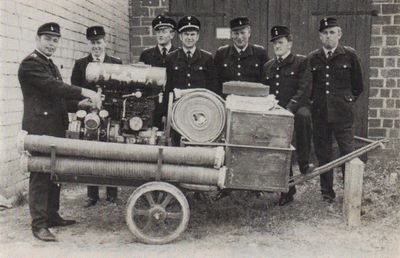 Löschanhänger mit einigen der damaligen Gründungsmitglieder (v.l.): G.Neuber, W.Grigo, E.Hartke, H.Kalies, K.-H.Menck sen., E.Lange, H.-D.Rähse (1953)